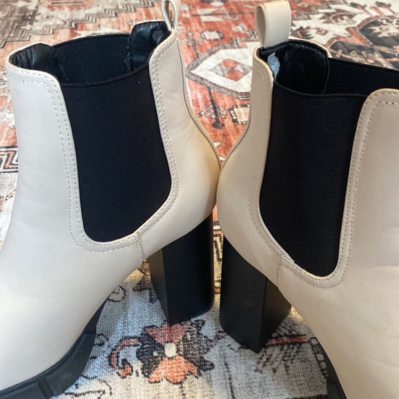 Women’s Size 8.5 Heel Boots - Picture 2 of 4